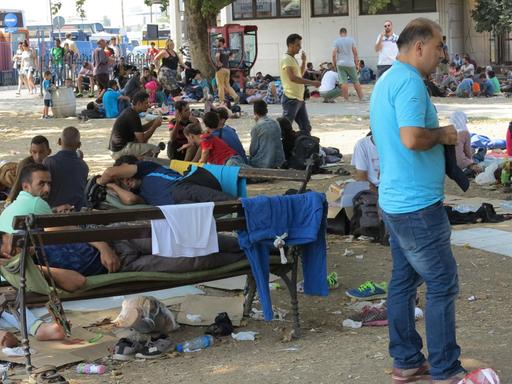 Flüchtlinge warten auf Möglichkeiten der Weiterreise und campieren am Busbahnhof in Belgrad.