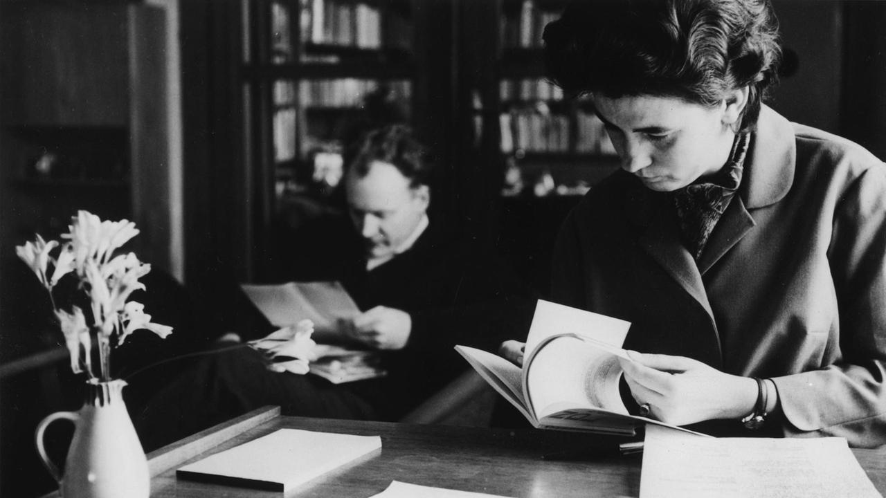 Schwarz-weiß-Foto von Christa und Gerhard Wolf im Arbeitszimmer ihres Hauses. Schwarz-weiß-Foto von Christa und Gerhard Wolf im Arbeitszimmer ihres Hauses.