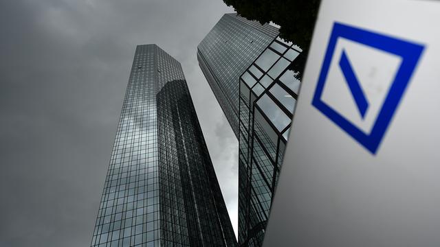 Dunkle Wolken über der Zentrale der Deutschen Bank: Das Unternehmen muss kräftig sparen.