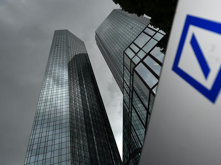 Dunkle Wolken über der Zentrale der Deutschen Bank: Das Unternehmen muss kräftig sparen.