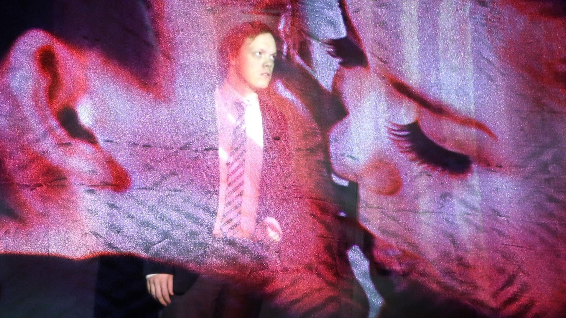 Lukas Rüppel als Pauli in dem Stück "Helden" Lukas Rüppel als Pauli in dem Stück "Helden"
