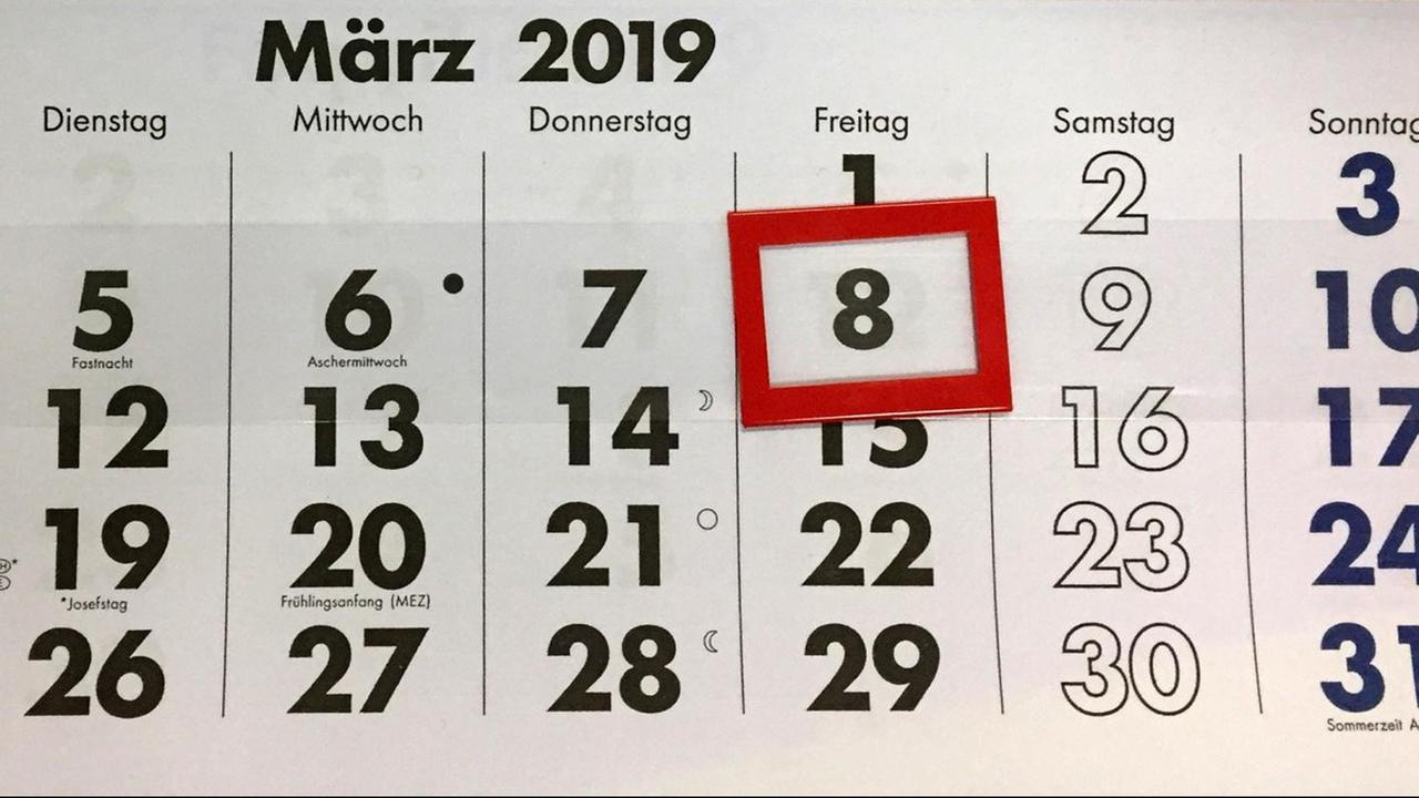 Eine roter Rahmen steht steht auf einem Kalender auf dem 8. März 2019 Eine roter Rahmen steht steht auf einem Kalender auf dem 8. März 2019