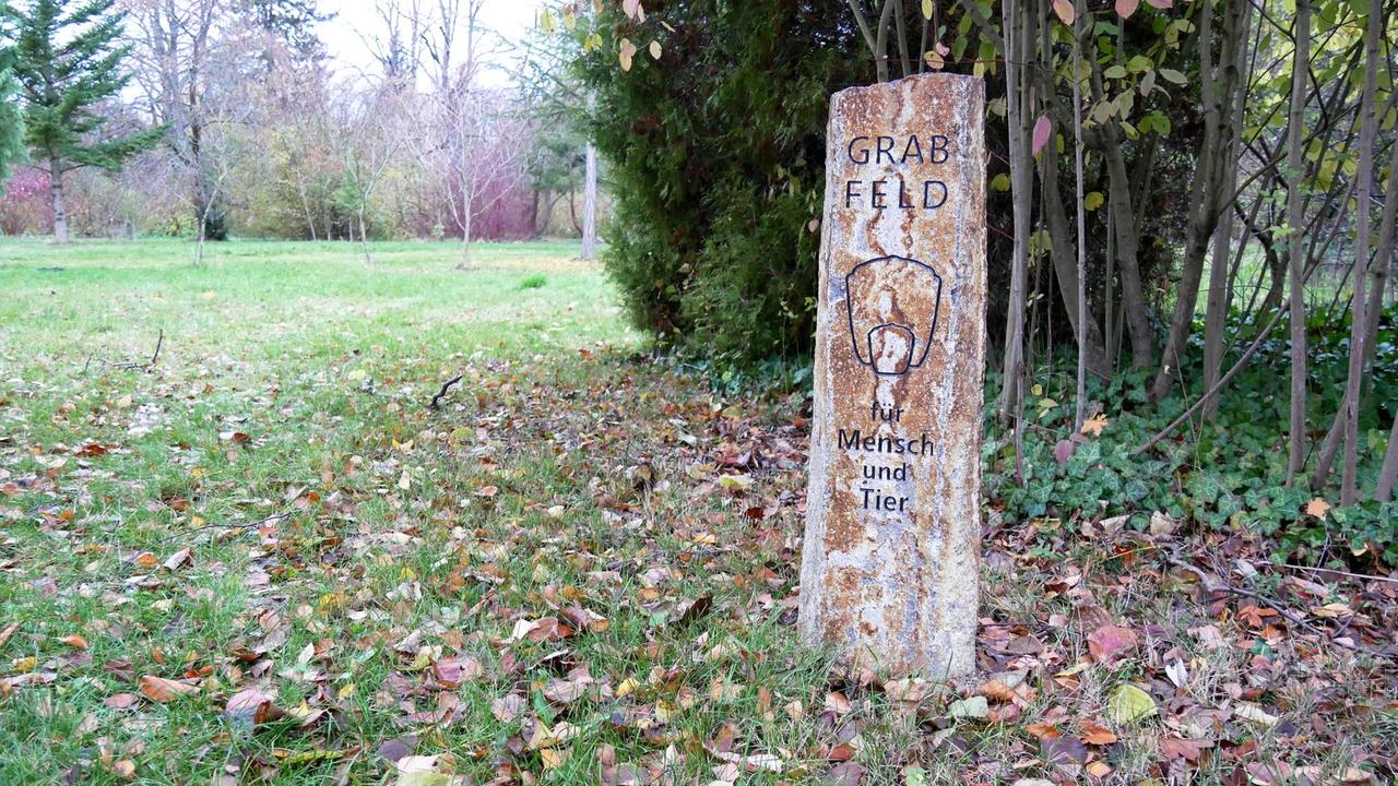 Eine Stele weist in Görlitz auf den gemeinsamen Ruheort für Menschen und Tiere hin