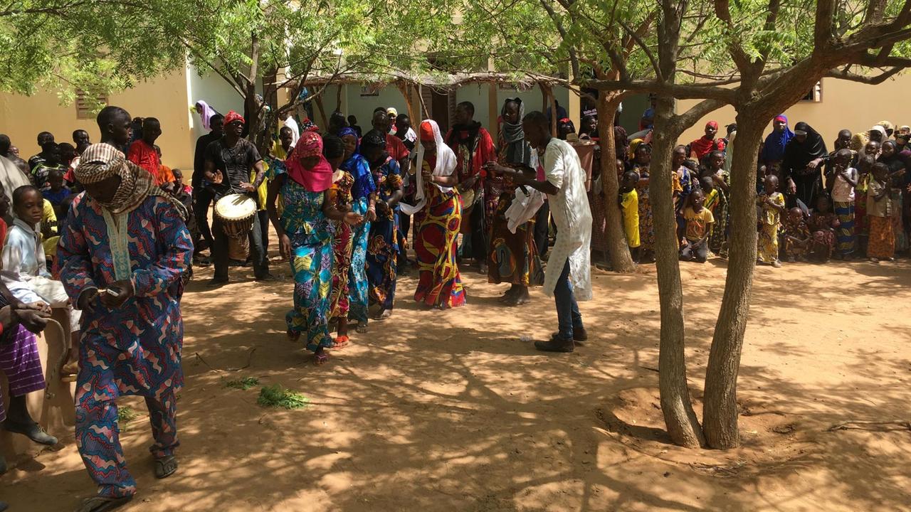 Die Menschen im Dorf feiern ein Fest zur Einweihung des Geburtszimmers im Gesundheitszentrum.