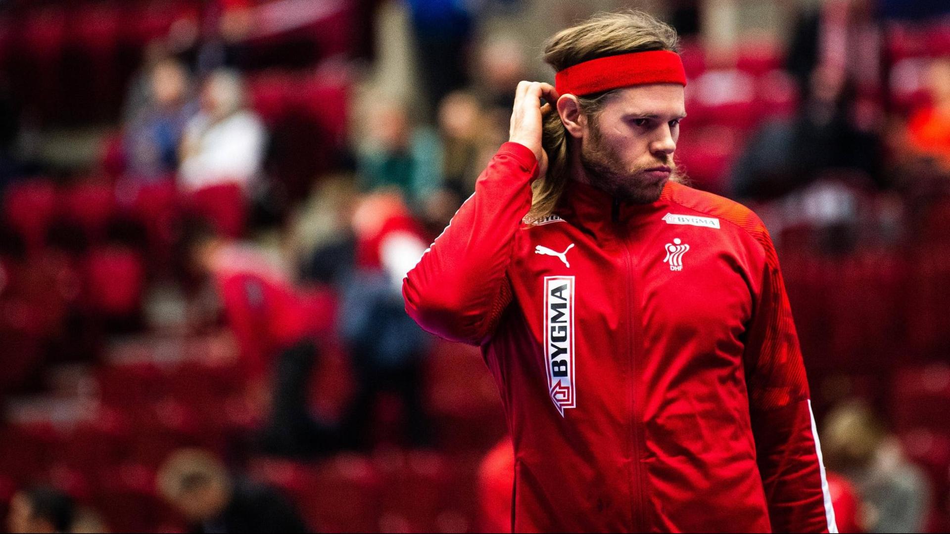 Spieler Mikkel Hansen von der Handball-Mannschaft aus Dänemark fasst sich an den Kopf. Spieler Mikkel Hansen von der Handball-Mannschaft aus Dänemark fasst sich an den Kopf.