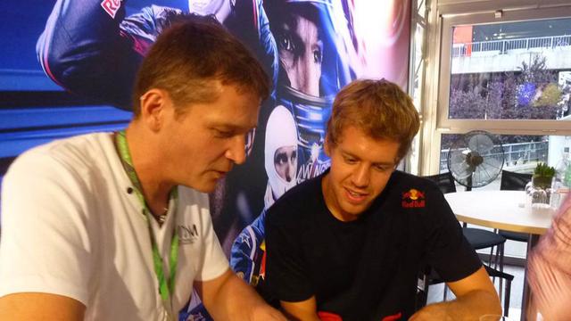 Helmdesigner Jens Munser gemeinsam mit Sebastian Vettel