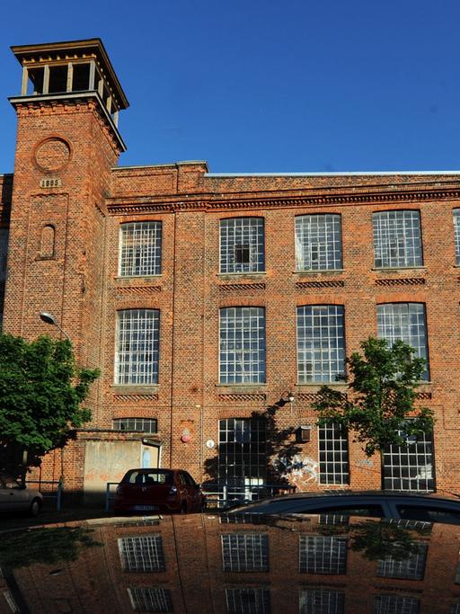 Das Foto zeigt historische Fabrikgebäude auf dem Gelände der ehemaligen Baumwollspinnerei in Leipzig.