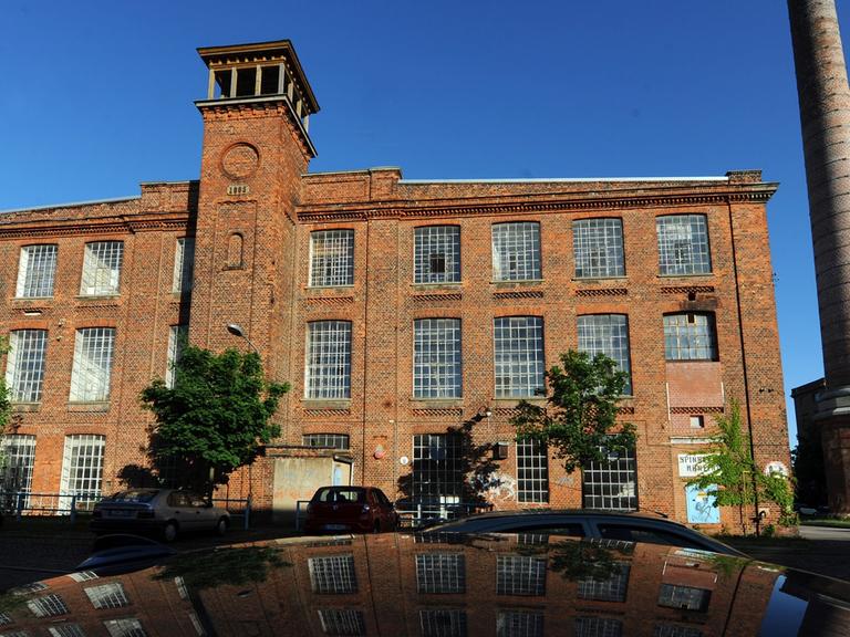 Das Foto zeigt historische Fabrikgebäude auf dem Gelände der ehemaligen Baumwollspinnerei in Leipzig.