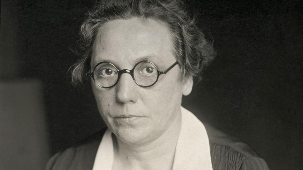 Marie Juchacz, Sozialpolitikerin und Frauenrechtlerin um 1930. Eine Frau sitzt an einem Tisch und schaut in die Kamera. Marie Juchacz, Sozialpolitikerin und Frauenrechtlerin um 1930. Eine Frau sitzt an einem Tisch und schaut in die Kamera.
