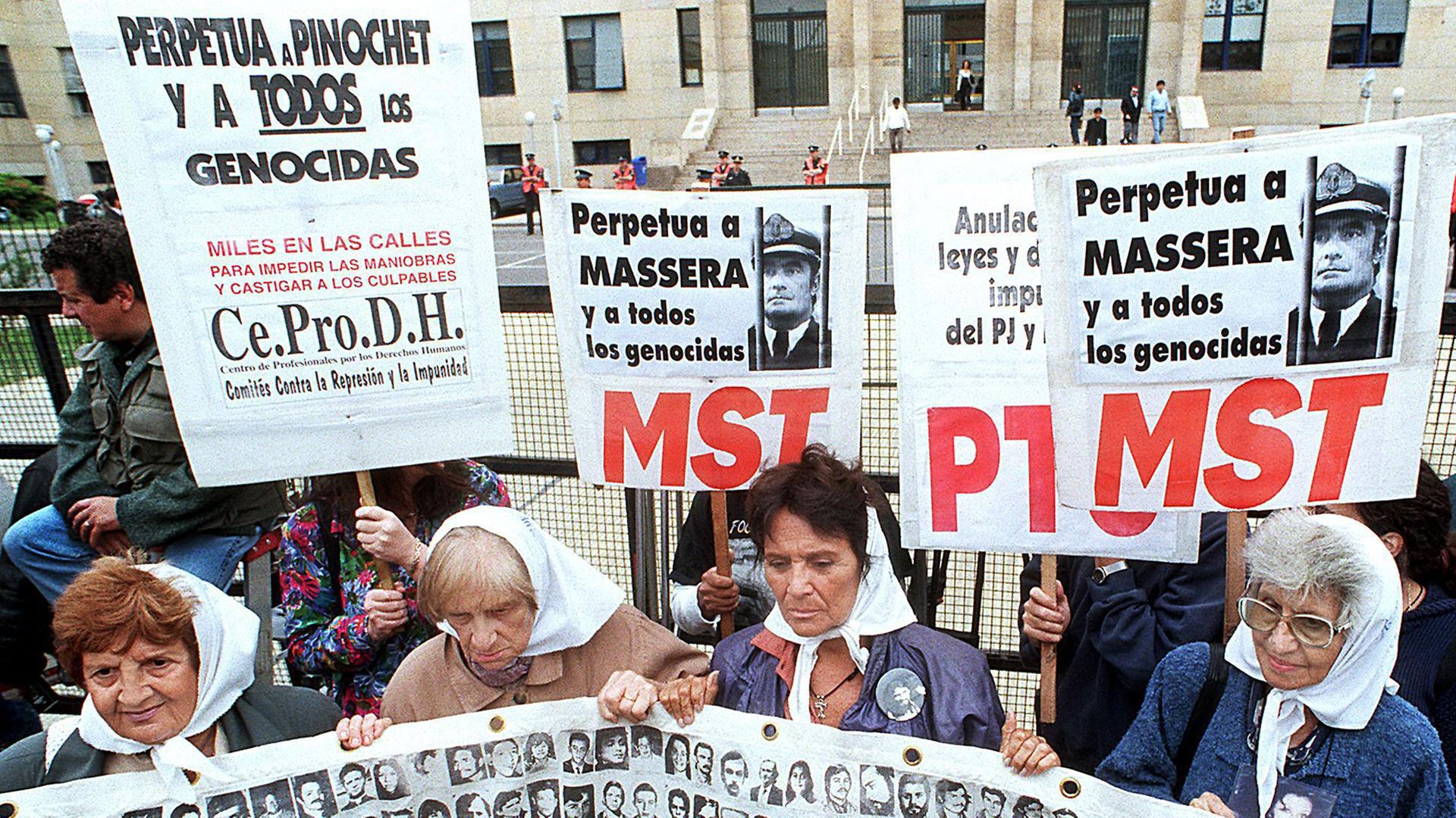 Demonstration der "Mütter und Großmütter des Plaza de Mayo". Die Organisation möchte das Schicksal der vielen Ermordeten und Verschleppten Argentiniens ausklären, die das Militärregime von 1976 bis 1983 zu verantworten hat. Demonstration der "Mütter und Großmütter des Plaza de Mayo". Die Organisation möchte das Schicksal der vielen Ermordeten und Verschleppten Argentiniens ausklären, die das Militärregime von 1976 bis 1983 zu verantworten hat.
