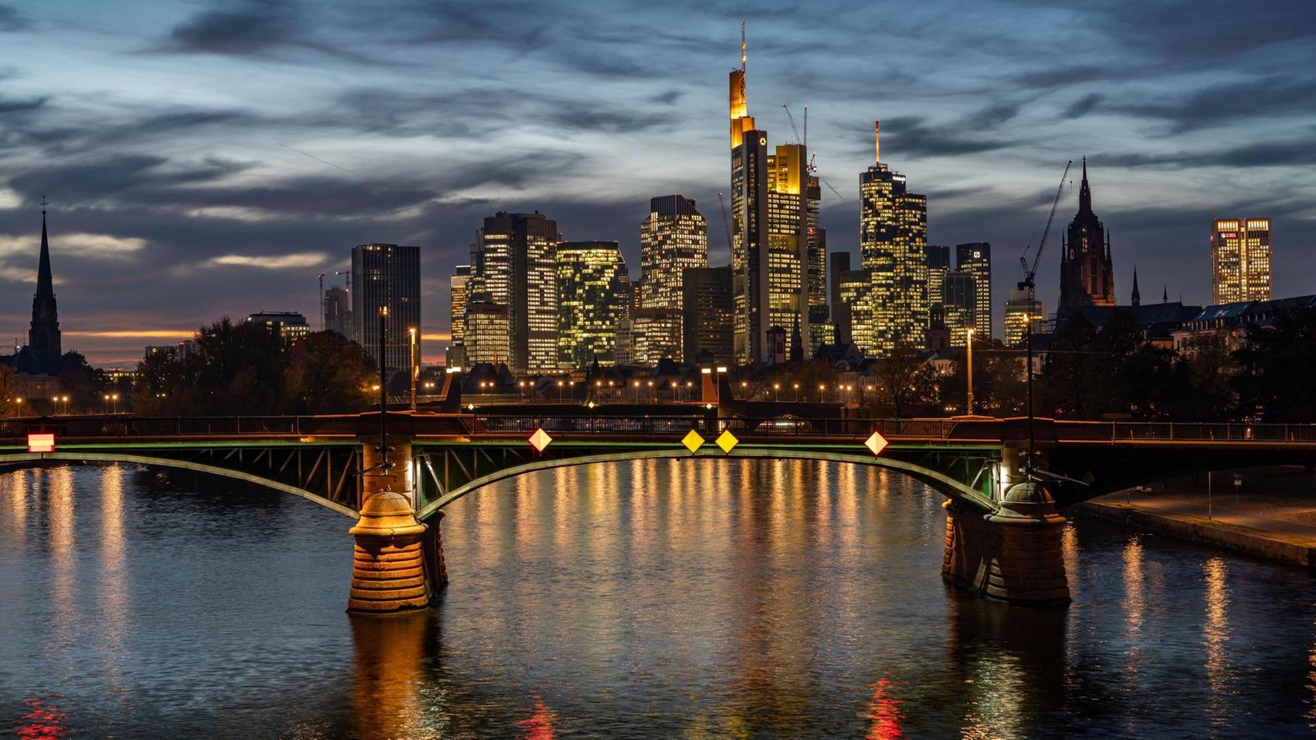 Blick auf die Skyline von Frankfurt am Main Blick auf die Skyline von Frankfurt am Main