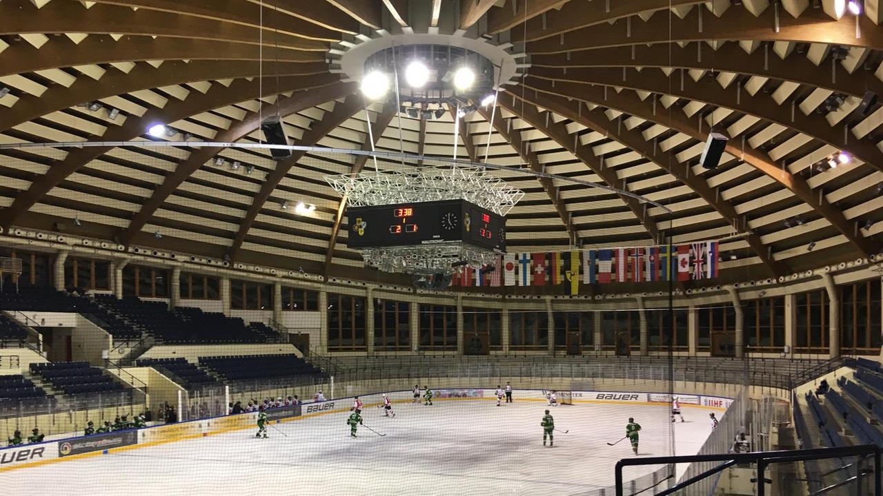 Blick auf die Eisfäche und neue Kuppeldecke des Eisstadions am Kobelhang in Füssen.