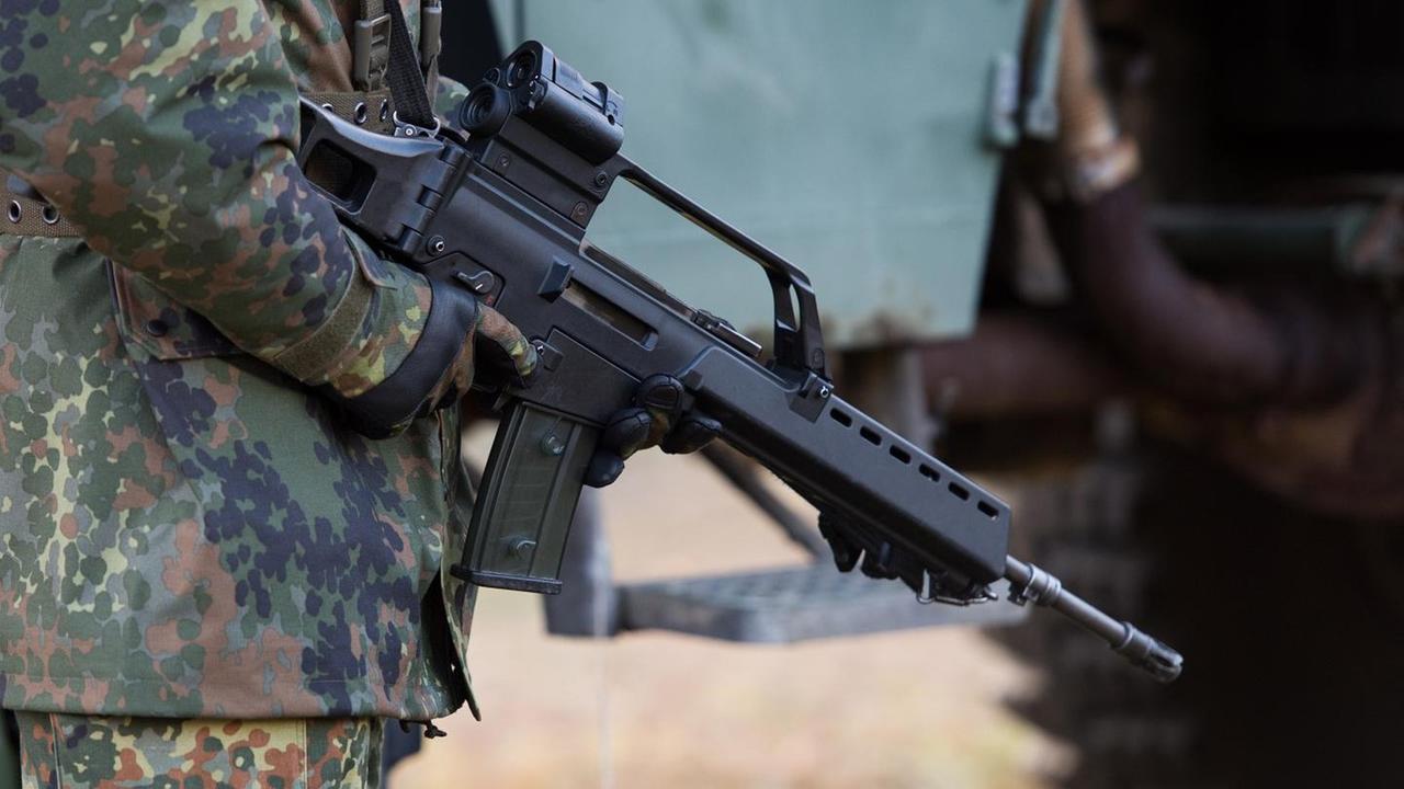 Ein Bundeswehrsoldat mit Sturmgewehr Ein Bundeswehrsoldat mit Sturmgewehr