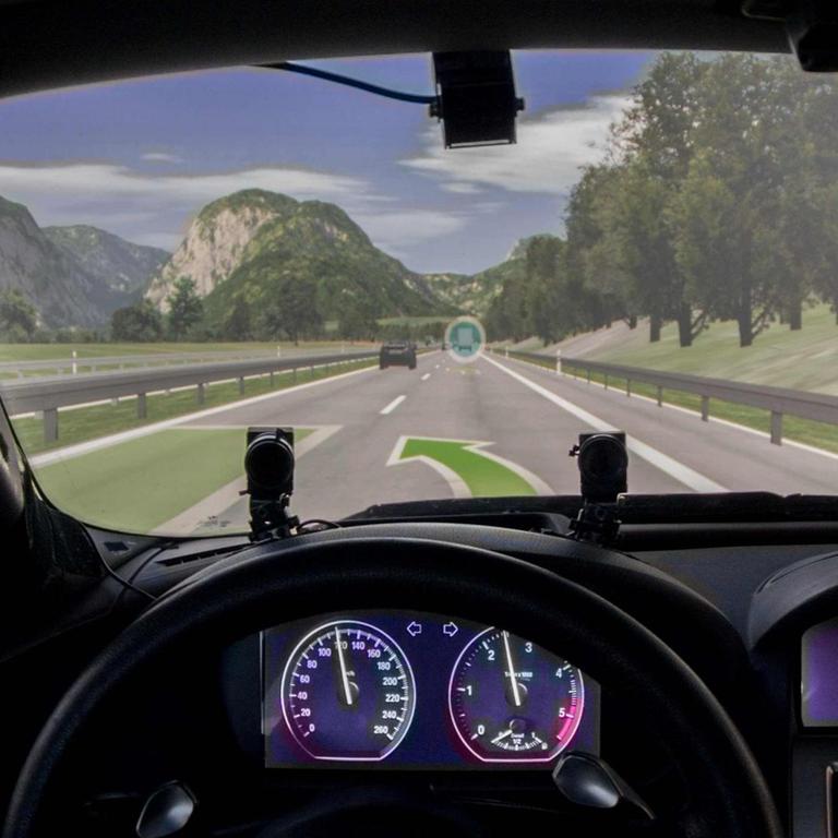 Kameras nach Innen: Das Cockpit des Prototypen eines autonomen Autos in einem Fahrsimulator