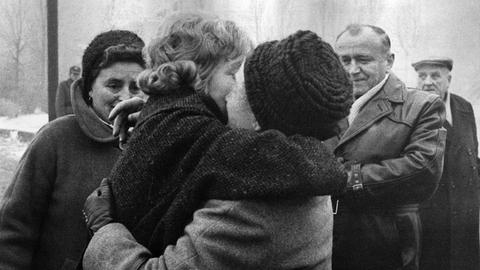 Verwandte begrüßen sich in Ostberlin - Aufnahme vom 21.12.1963.