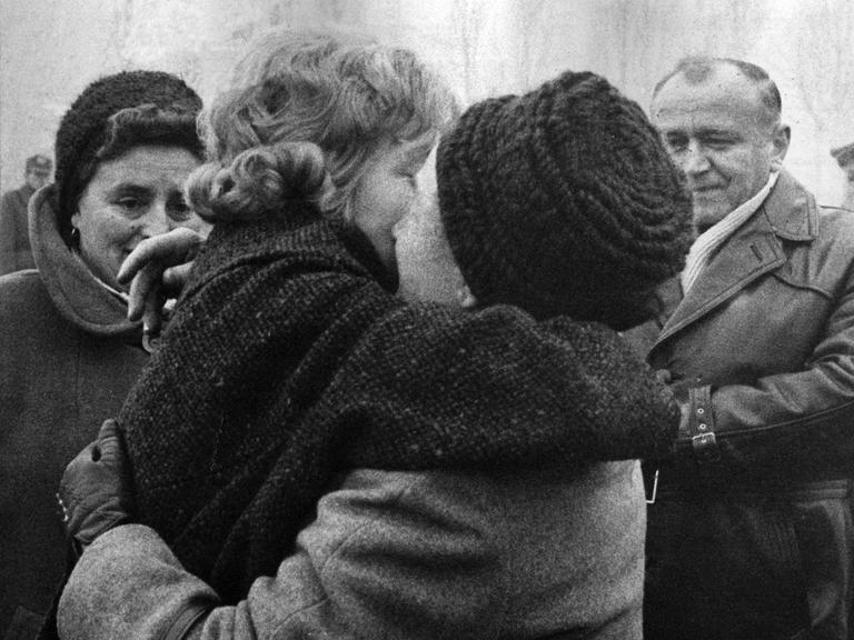 Verwandte begrüßen sich in Ostberlin - Aufnahme vom 21.12.1963.