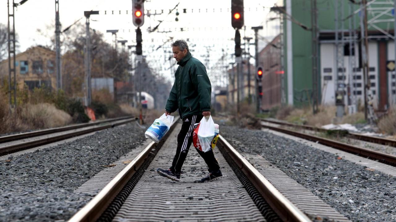 In zahlreichen griechischen Städten, so wie hier in Thessaloniki, kommt es wegen des Streiks zu Zugausfällen. In zahlreichen griechischen Städten, so wie hier in Thessaloniki, kommt es wegen des Streiks zu Zugausfällen.