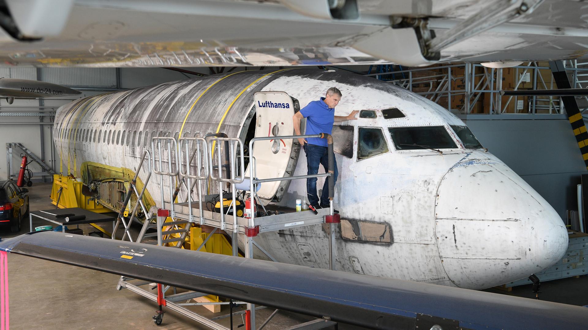 David Dornier, Direktor des Dornier Museums, steht vor der Lufthansa-Maschine Landshut in Friedrichshafen. Das 1977 entführte Flugzeug Landshut soll restauriert und im Dornier Museum Friedrichshafen ausgestellt werden. David Dornier, Direktor des Dornier Museums, steht vor der Lufthansa-Maschine Landshut in Friedrichshafen. Das 1977 entführte Flugzeug Landshut soll restauriert und im Dornier Museum Friedrichshafen ausgestellt werden.