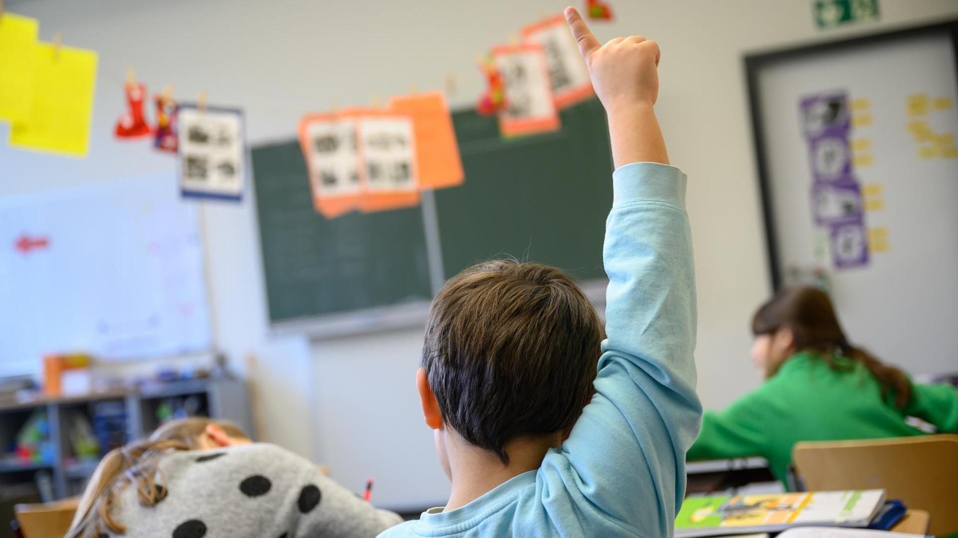 Eine Schüler meldet sich in einer Grundschule in Baden-Württemberg. Eine Schüler meldet sich in einer Grundschule in Baden-Württemberg.
