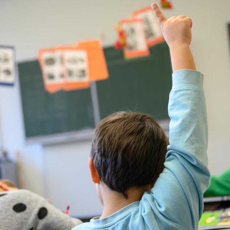 Eine Schüler meldet sich in einer Grundschule in Baden-Württemberg.