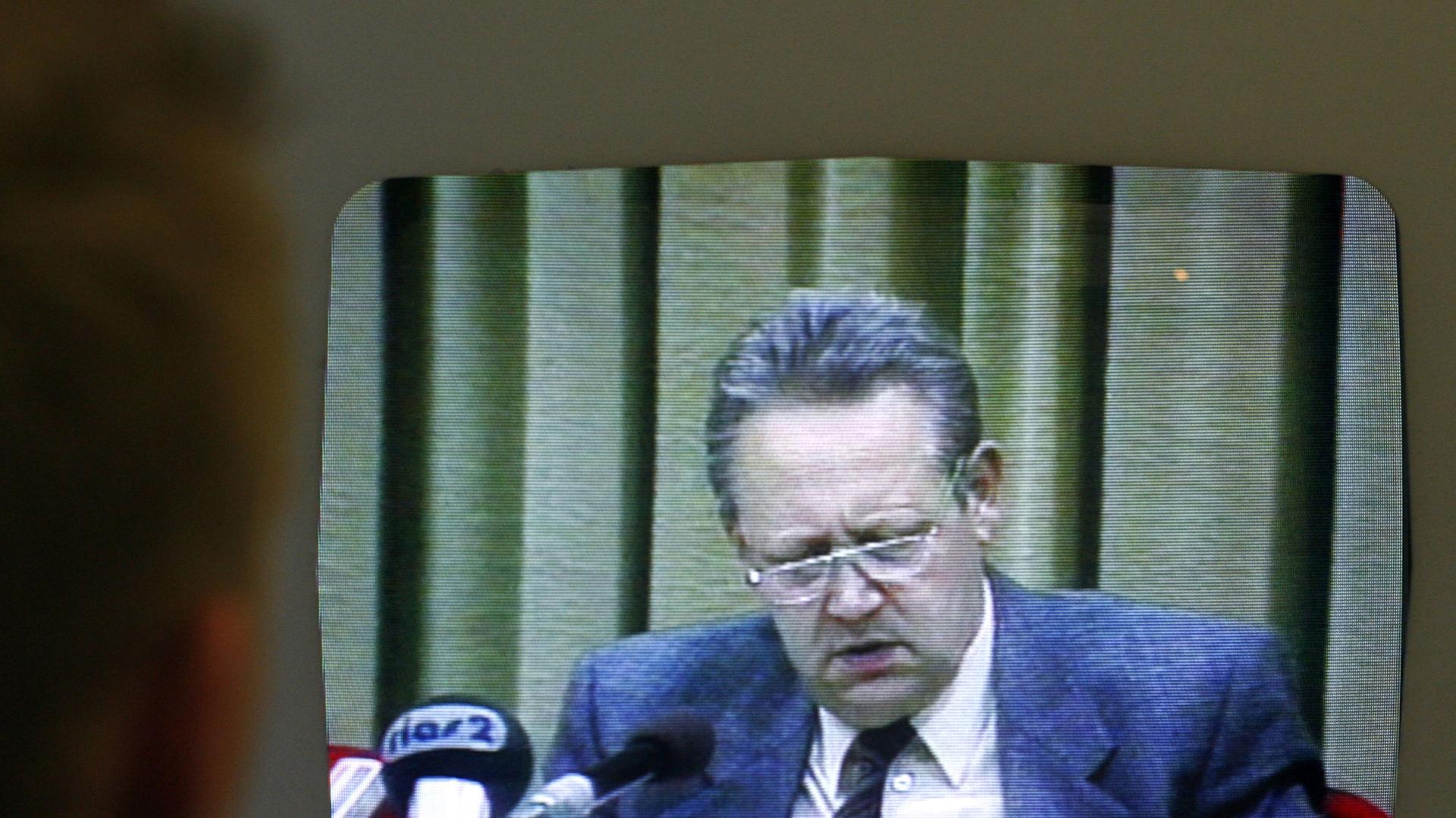 Ein Besucher verfolgt in der Gedenkstätte Deutsche Teilung in Marienborn (Sachsen-Anhalt) die Fernsehaufzeichnung der Pressekonferenz vom 09. November 1989. Ein Besucher verfolgt in der Gedenkstätte Deutsche Teilung in Marienborn (Sachsen-Anhalt) die Fernsehaufzeichnung der Pressekonferenz vom 09. November 1989.