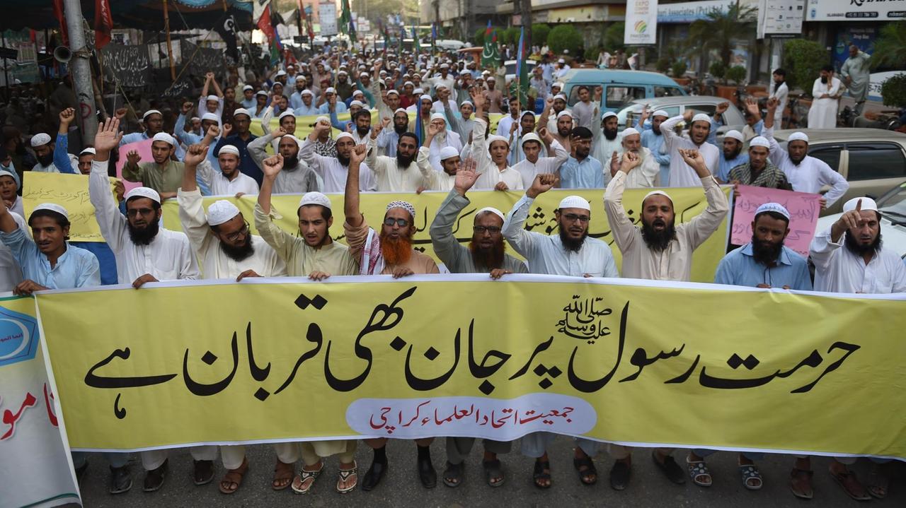 Islamisten protestieren in Pakistan gegen die Gerichtsentscheidung, die Christin Asia Bibi von dem Vorwurf der Blasphemie freizusprechen. Islamisten protestieren in Pakistan gegen die Gerichtsentscheidung, die Christin Asia Bibi von dem Vorwurf der Blasphemie freizusprechen.