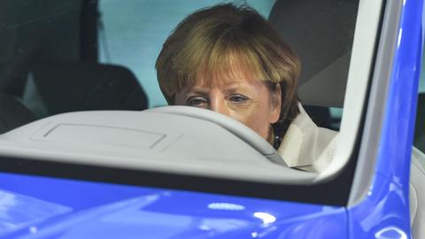 Bundeskanzlerin Angela Merkel 2015 bei der Eröffnung der Internationalen Automobilausstellung IAA in Frankfurt am Stand des Autoherstellers VW in einem Hybridfahrzeug vom Typ Tiguan GTE.
