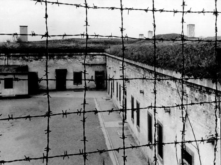 Blick durch Stacheldraht auf die Gebäude des 1941 von der SS errichteten Konzentrationslagers im tschechischen Theresienstadt. Blick durch Stacheldraht auf die Gebäude des 1941 von der SS errichteten Konzentrationslagers im tschechischen Theresienstadt.