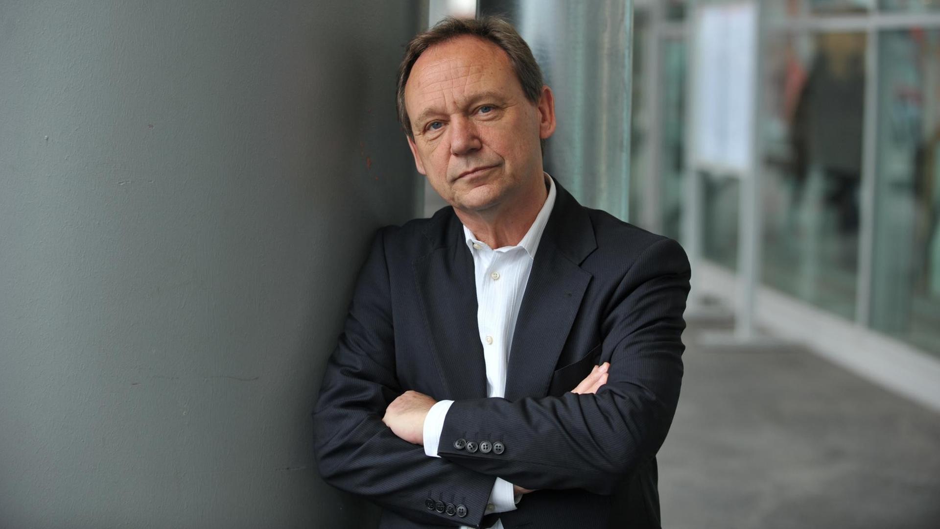 Alan Posener an einer Säule lehnend, aufgenommen am 14.10.2009 auf der 61. Frankfurter Buchmesse in Frankfurt am Main. Alan Posener an einer Säule lehnend, aufgenommen am 14.10.2009 auf der 61. Frankfurter Buchmesse in Frankfurt am Main.