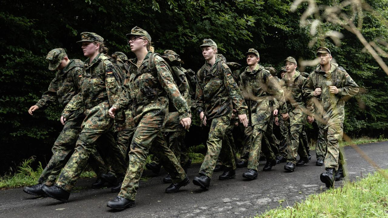 Sanitätsregiment 2 der Bundeswehr in Rennerod: Soldatinnen und Soldaten bei einem Marsch Sanitätsregiment 2 der Bundeswehr in Rennerod: Soldatinnen und Soldaten bei einem Marsch