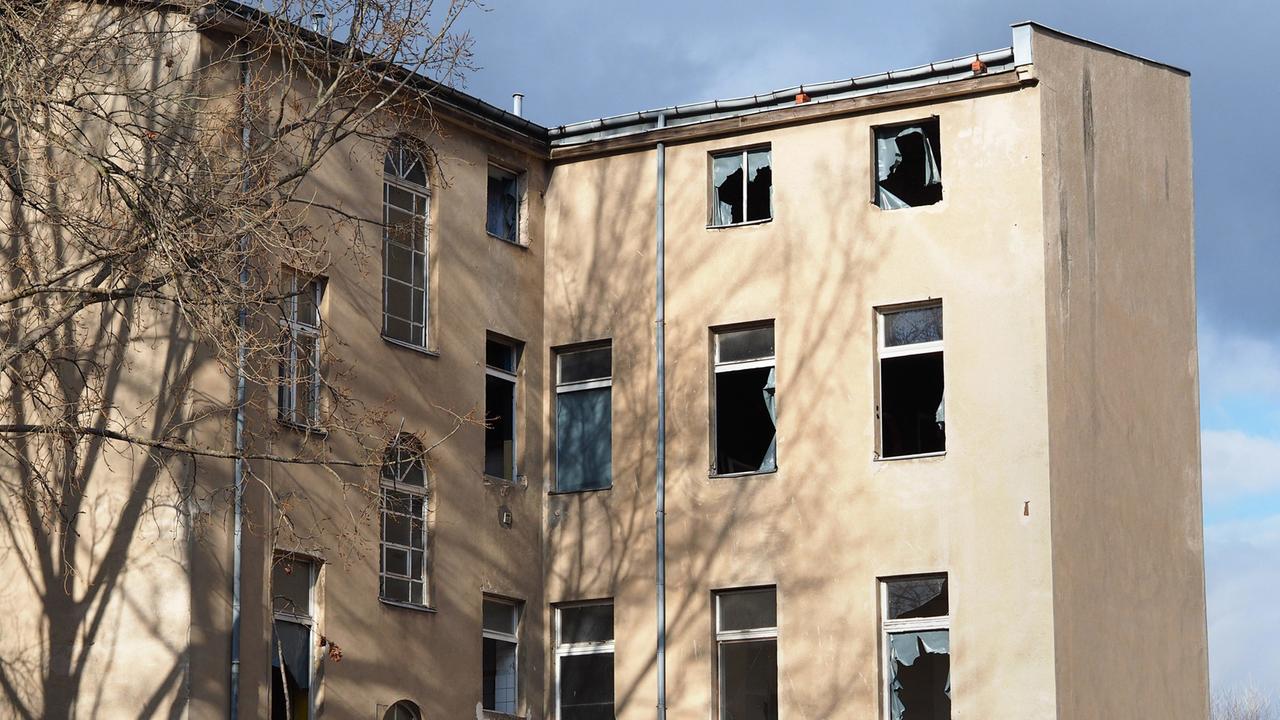 Ein Abbruchhaus, aufgenommen in Berlin im Bezirk Kreuzberg Ein Abbruchhaus, aufgenommen in Berlin im Bezirk Kreuzberg