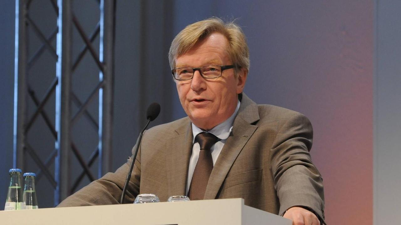Der Medienwissenschaftler Bernd Gäbler am Rednerpult des Medienforums NRW 2012 Der Medienwissenschaftler Bernd Gäbler am Rednerpult des Medienforums NRW 2012