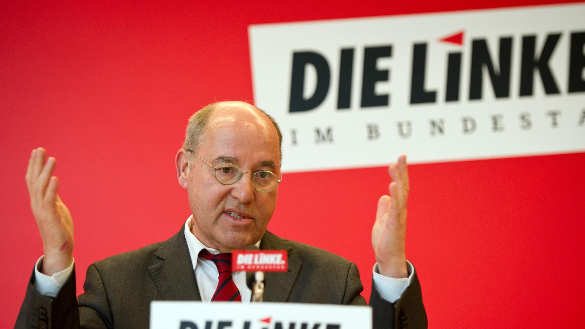 Der Frankvorsitzende der Partei "Die Linke", Gregor Gysi, gibt im Bundestag in Berlin ein Pressestatement ab Der Frankvorsitzende der Partei "Die Linke", Gregor Gysi, gibt im Bundestag in Berlin ein Pressestatement ab