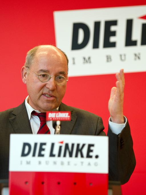 Der Frankvorsitzende der Partei "Die Linke", Gregor Gysi, gibt im Bundestag in Berlin ein Pressestatement ab