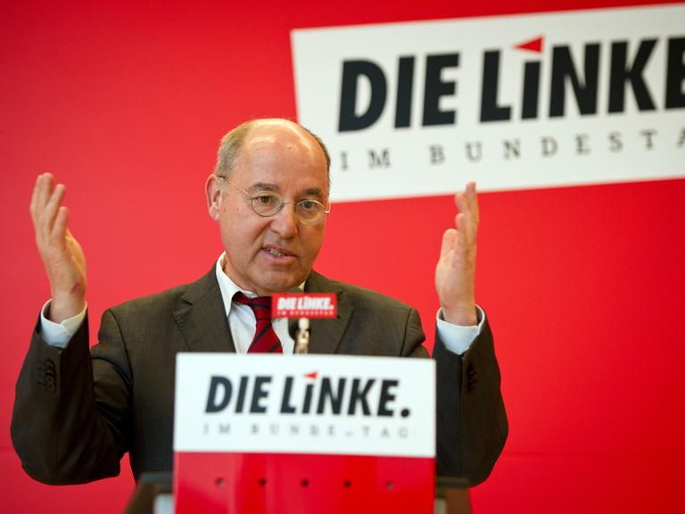 Der Frankvorsitzende der Partei "Die Linke", Gregor Gysi, gibt im Bundestag in Berlin ein Pressestatement ab