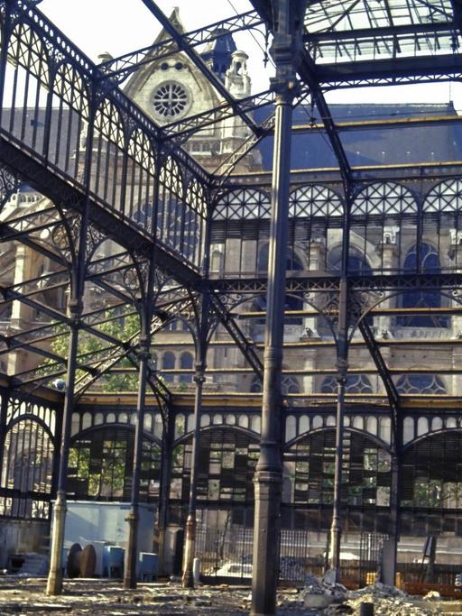 Teilansicht der halb abgerissenen Stahlbauten der alten Markthallen in Paris