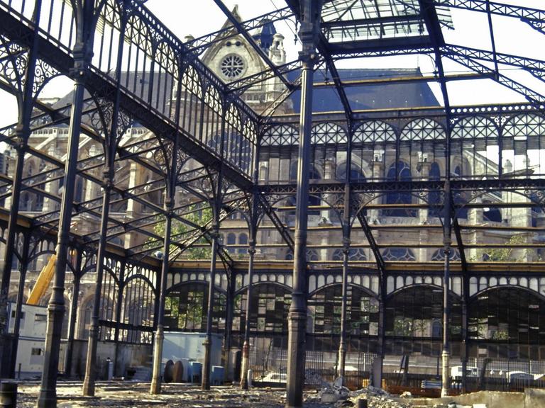 Teilansicht der halb abgerissenen Stahlbauten der alten Markthallen in Paris