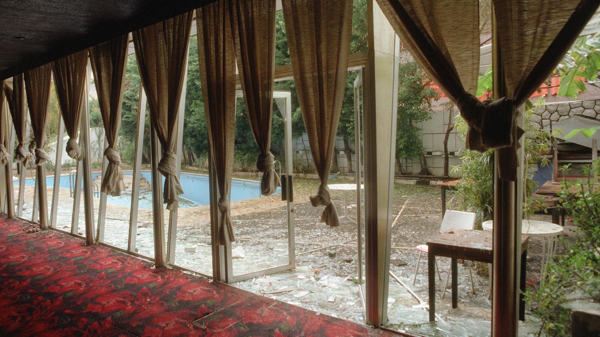 Ein Blick aus den zerbrochenen Fenstern des Commodore Hotels in Beirut im Jahr 1987. Ein Blick aus den zerbrochenen Fenstern des Commodore Hotels in Beirut im Jahr 1987.