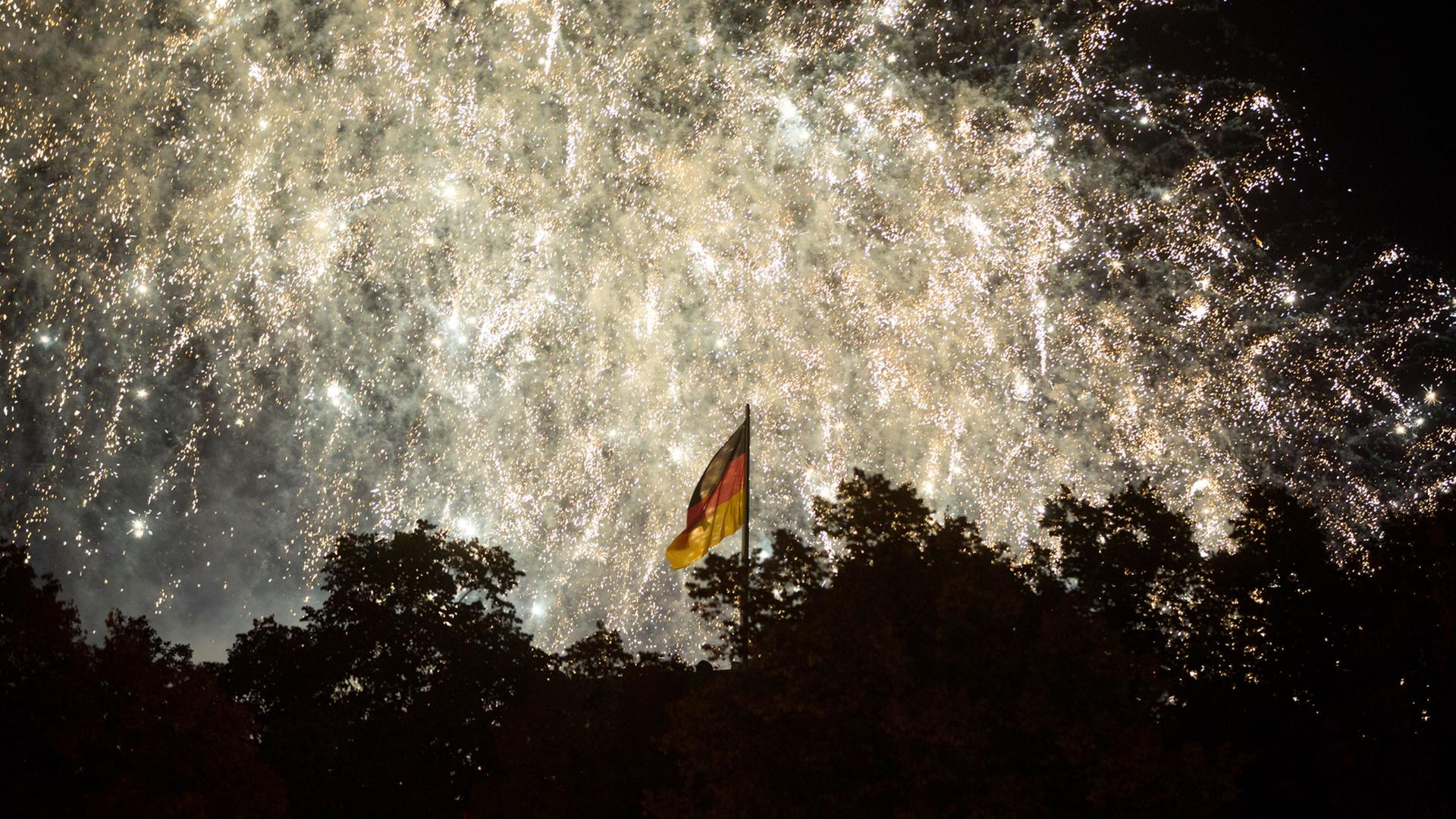 Ein Feuerwerk wird am Tag der Deutschen Einheit am 03.10.2015 über dem Reichstag in Berlin abgebrannt.