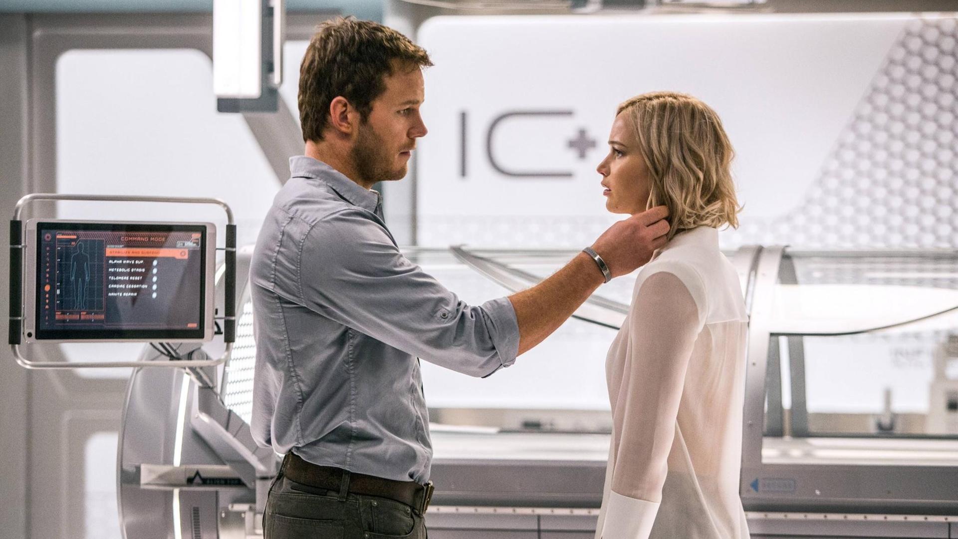 Die Schauspieler Chris Pratt as James Preston und Jennifer Lawrence als Aurora in dem Film "Passengers" von Morten Tyldum. Die Schauspieler Chris Pratt as James Preston und Jennifer Lawrence als Aurora in dem Film "Passengers" von Morten Tyldum.