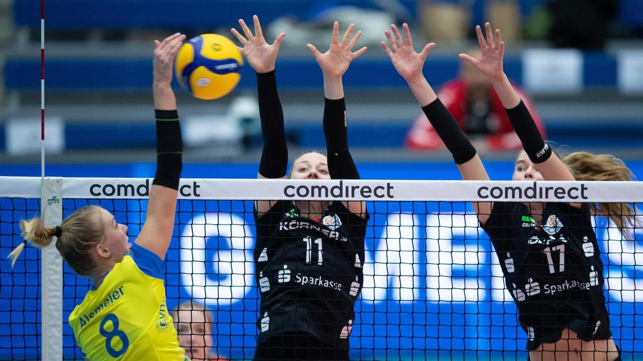 Zwei Deesdner Spielerinnen blocken gegen eine Angreiferin. Zwei Deesdner Spielerinnen blocken gegen eine Angreiferin.