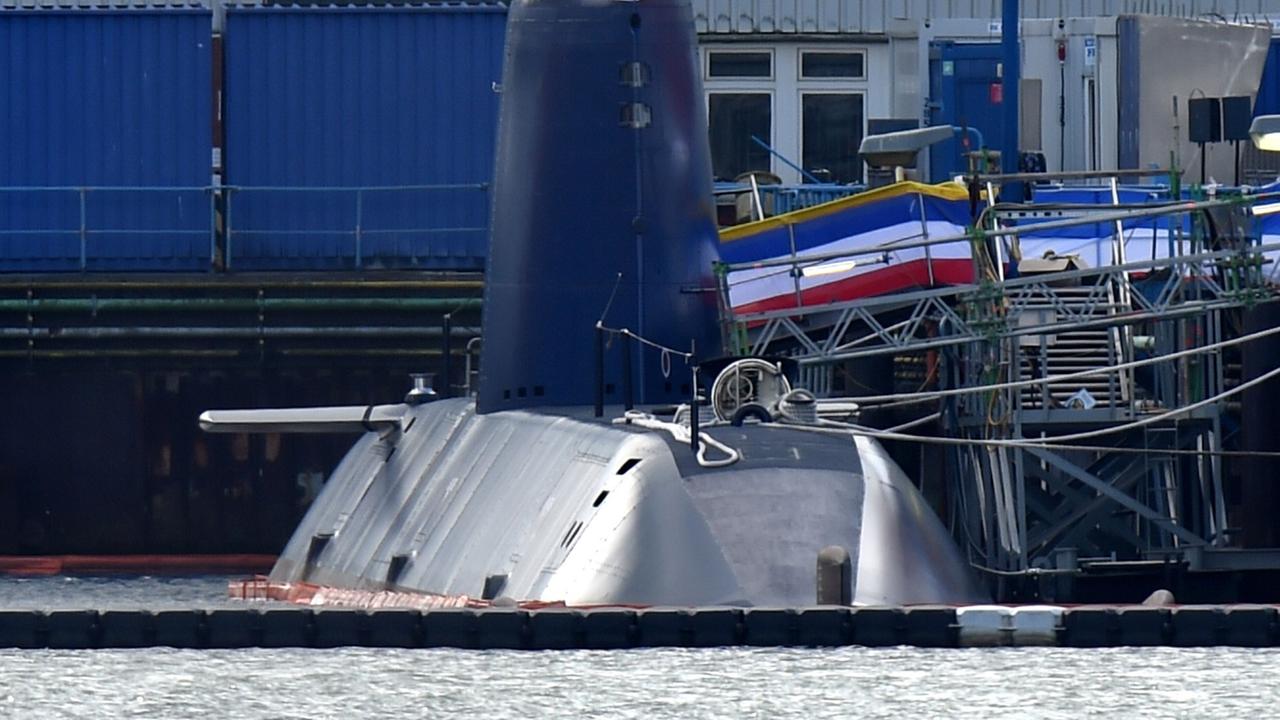 Ein neues U-Boot für die israelische Marine liegt am 30.06.2014 am Anleger von Thyssen Krupp Marine Systems in Kiel (Schleswig-Holstein).