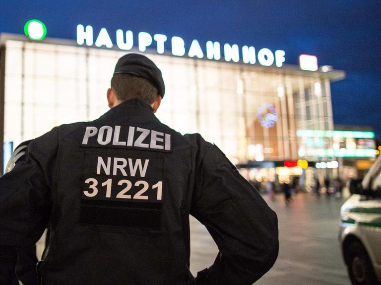 Ein Polizist steht am 06.01.2016 in Köln (Nordrhein-Westfalen) vor dem Hauptbahnhof. Nach den sexuellen Übergriffen auf Frauen in der Silvesternacht verstärkt die Polizei die Präsenz am Hauptbahnhof.