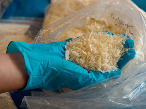 N-Methylamphetamin kommt in Form von Kristallen - daher der Name "Crystal Meth" N-Methylamphetamin kommt in Form von Kristallen - daher der Name "Crystal Meth"