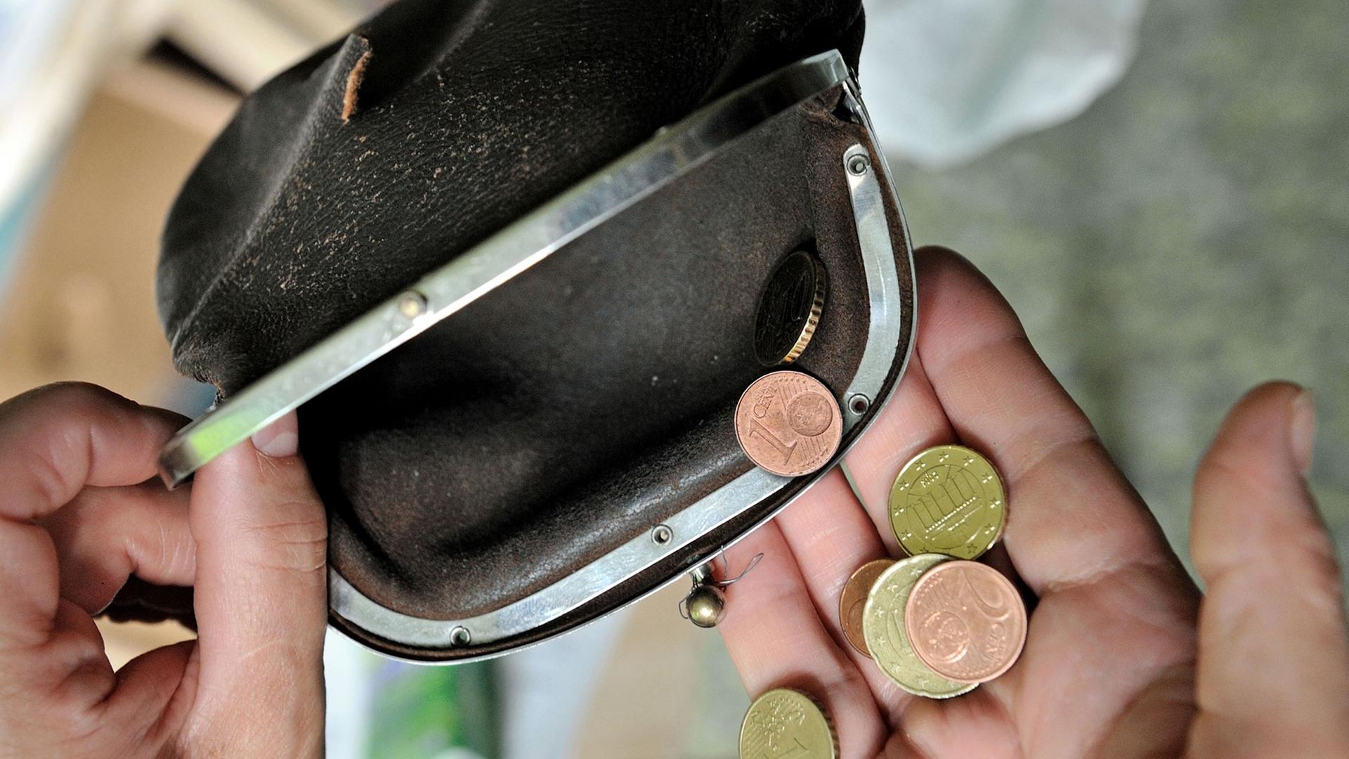 Kaum Geld zum Leben - ein leeres Portemonnaie Kaum Geld zum Leben - ein leeres Portemonnaie