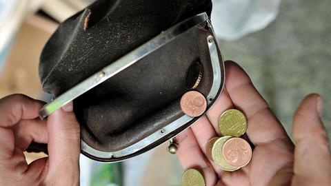 Kaum Geld zum Leben - ein leeres Portemonnaie