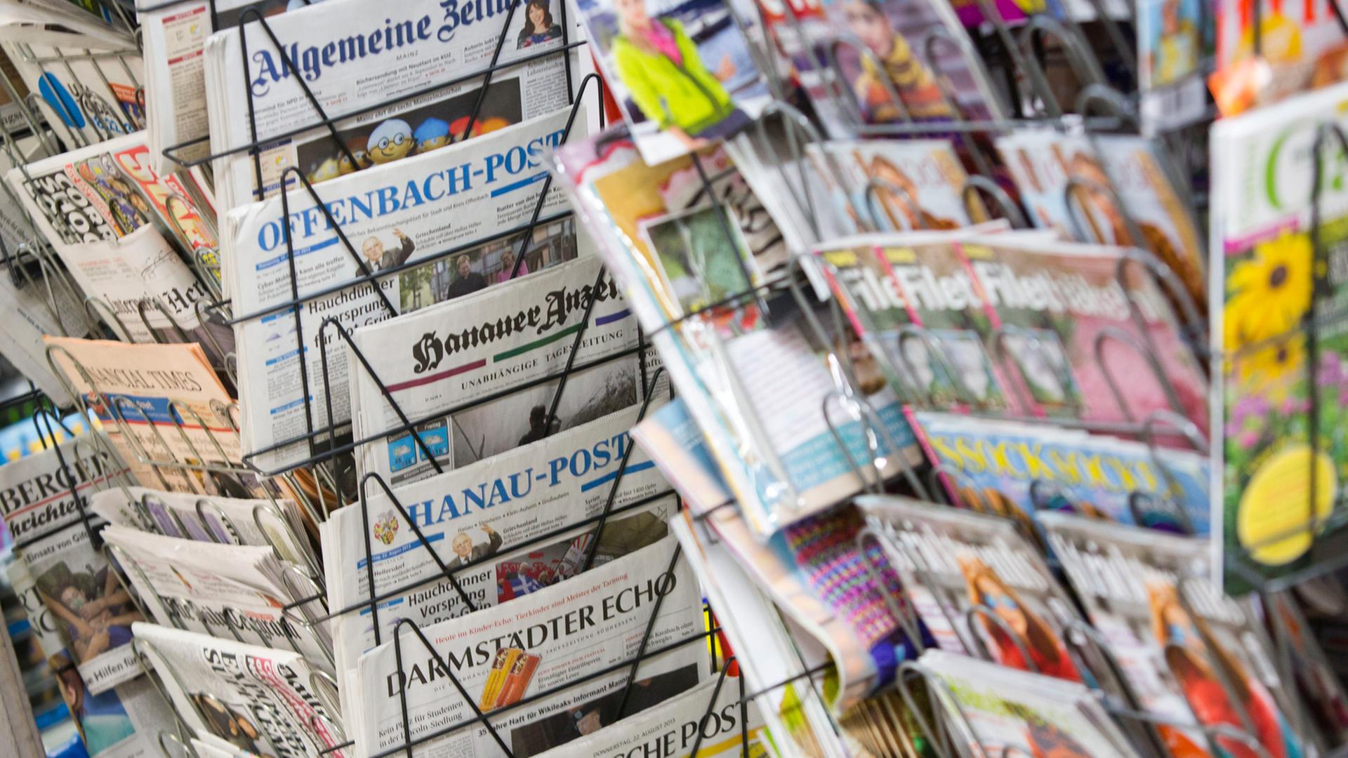 Tageszeitungen stecken in Frankfurt am Main an einem Zeitungsstand. Tageszeitungen stecken in Frankfurt am Main an einem Zeitungsstand.