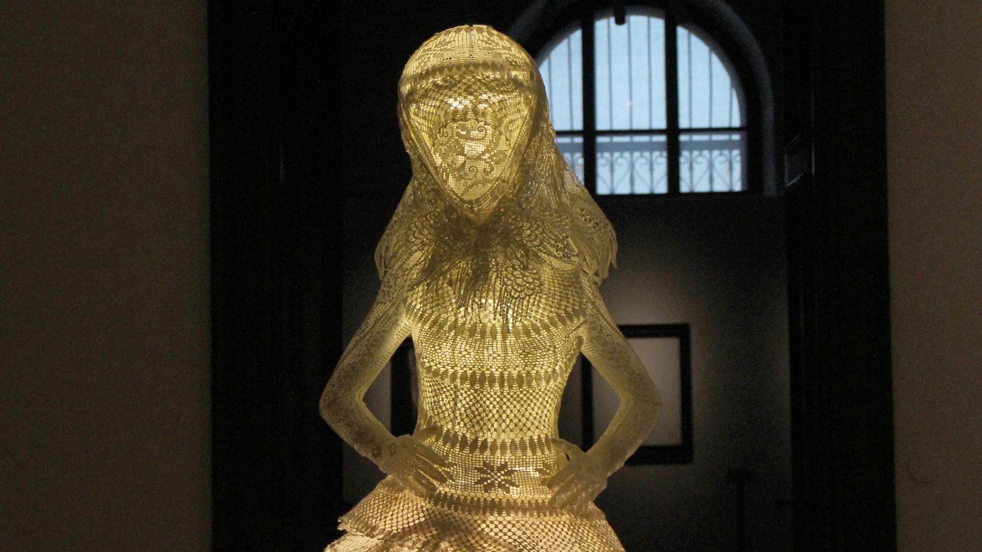 Eine Puppe mit Kleid und Kopftuch steht in der Ausstellung "Verhüllt, enthüllt! Das Kopftuch" zur Kulturgeschichte des Kopftuchs im Weltmuseum Wien. Eine Puppe mit Kleid und Kopftuch steht in der Ausstellung "Verhüllt, enthüllt! Das Kopftuch" zur Kulturgeschichte des Kopftuchs im Weltmuseum Wien.