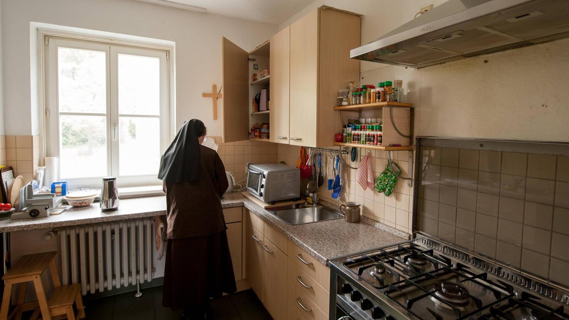 Klosterküche mit einer Nonne