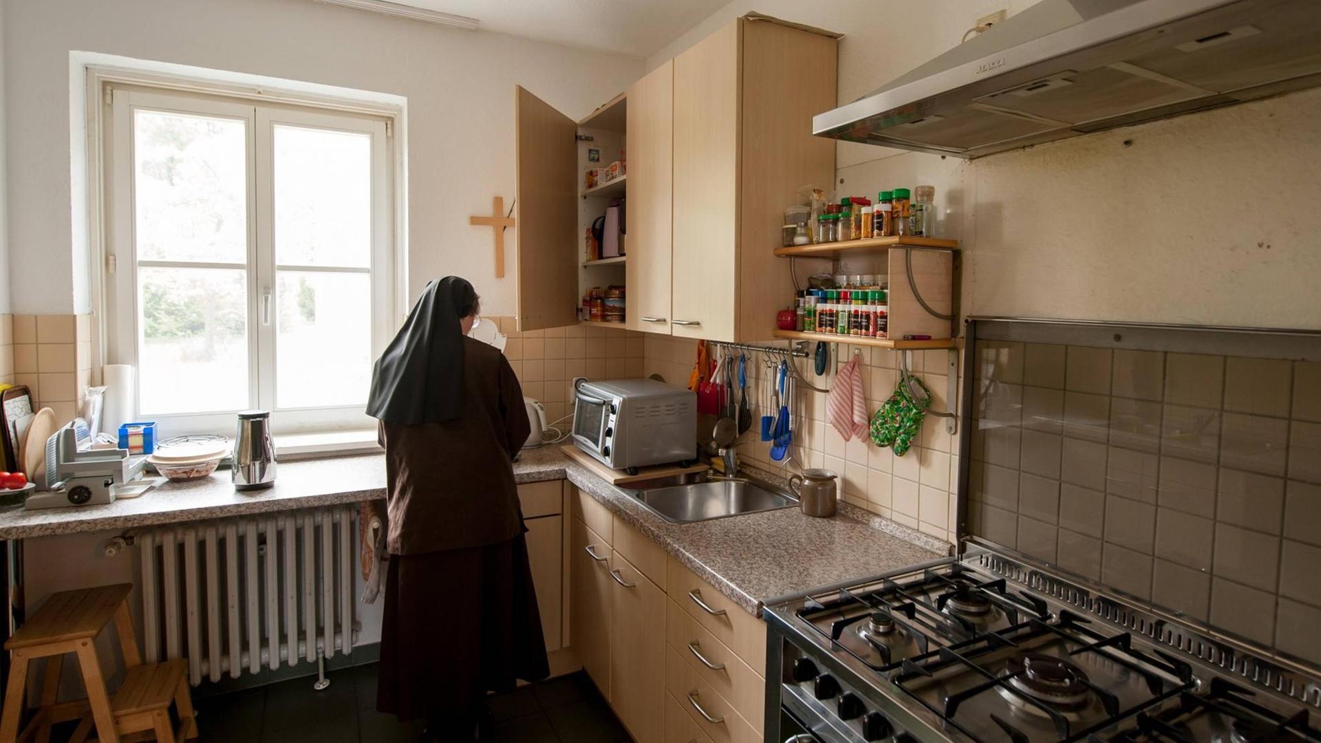 Klosterküche mit einer Nonne Klosterküche mit einer Nonne